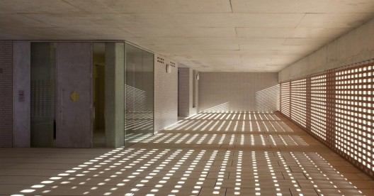 108 Dwellings in Polígono Aeropuerto / Enrique Abascal García