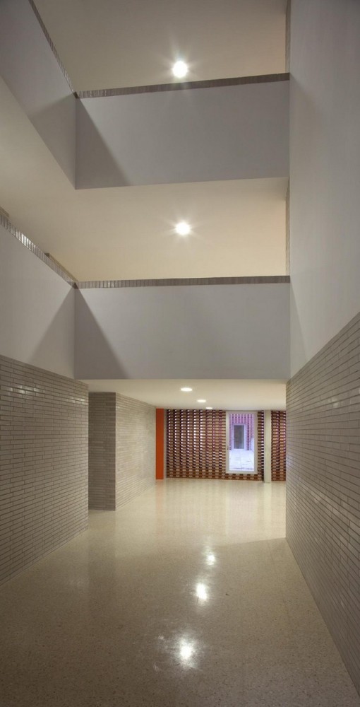 108 Dwellings in Polígono Aeropuerto / Enrique Abascal García