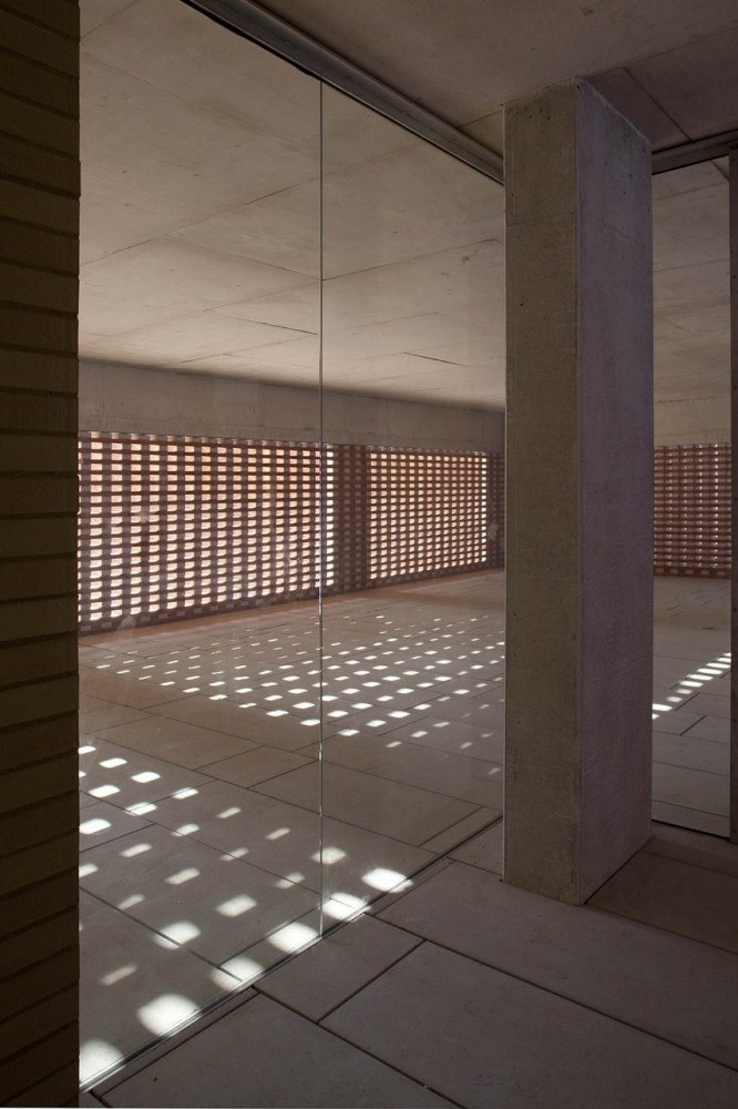 108 Dwellings in Polígono Aeropuerto / Enrique Abascal García