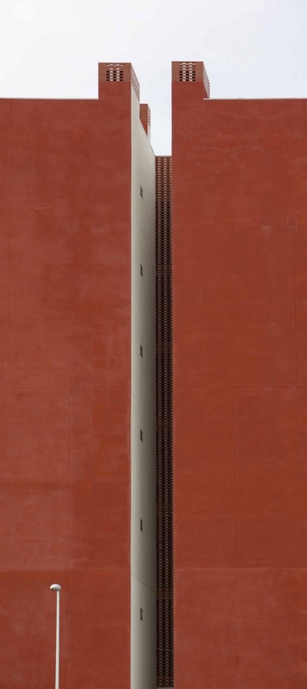 108 Dwellings in Polígono Aeropuerto / Enrique Abascal García