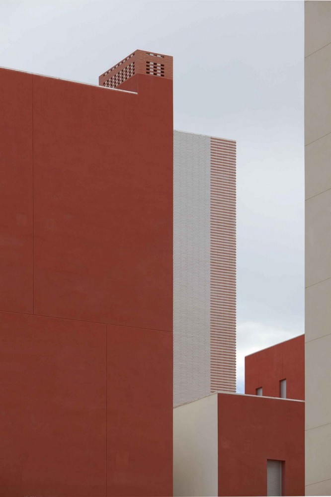 108 Dwellings in Polígono Aeropuerto / Enrique Abascal García