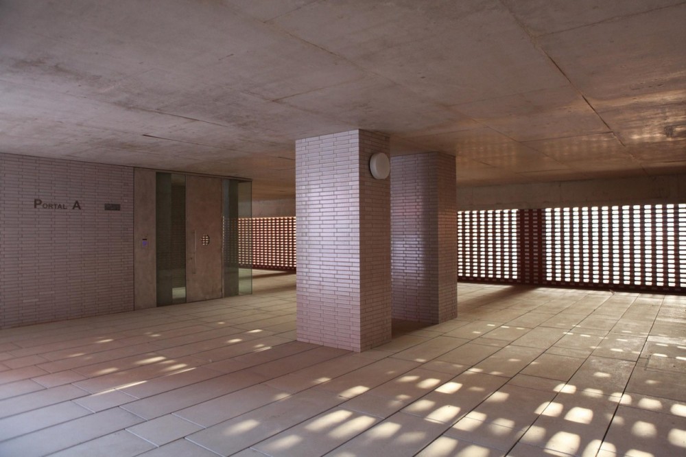 108 Dwellings in Polígono Aeropuerto / Enrique Abascal García