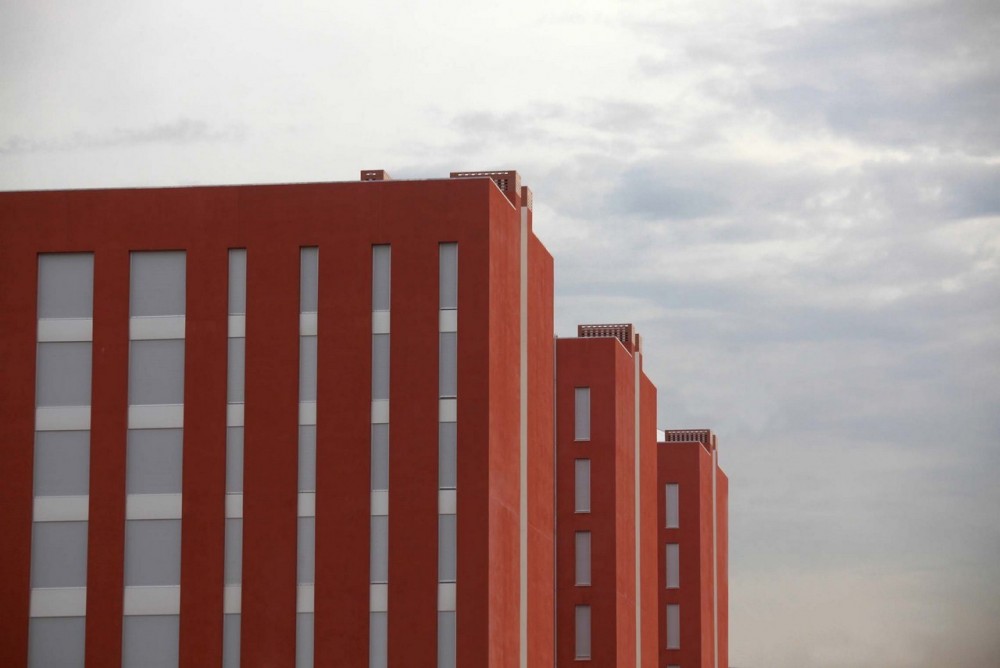 108 Dwellings in Polígono Aeropuerto / Enrique Abascal García