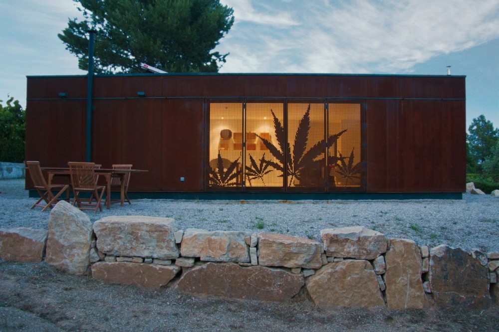 Infiniski Menta House / James & Mau