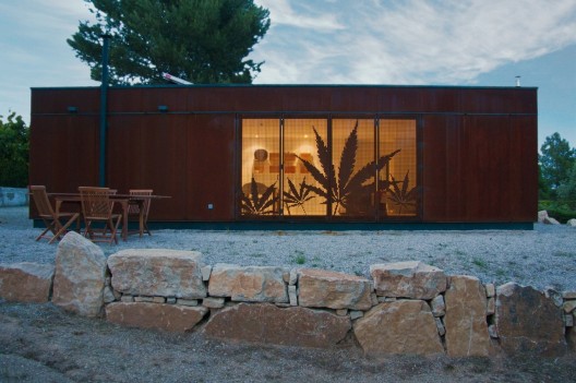 Infiniski Menta House / James & Mau