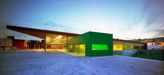 “Los Almendros” Social Center / Ferrer Arquitectos