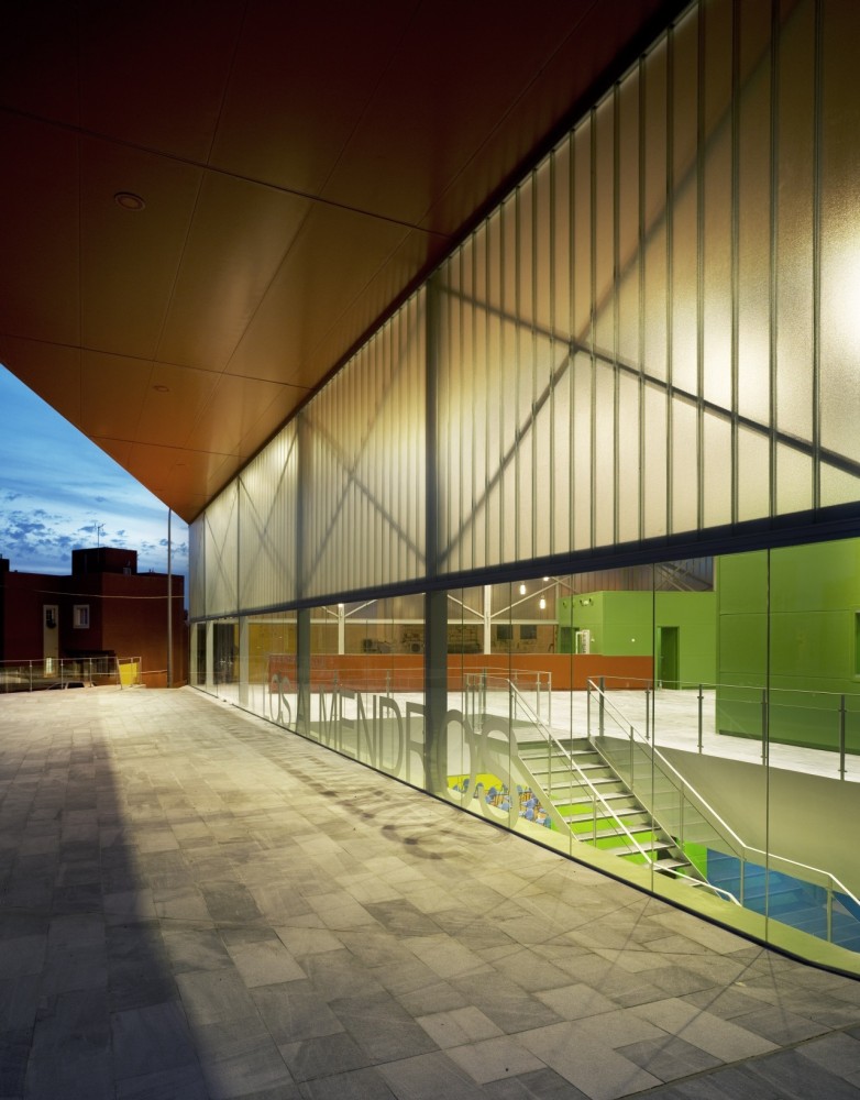 “Los Almendros” Social Center / Ferrer Arquitectos