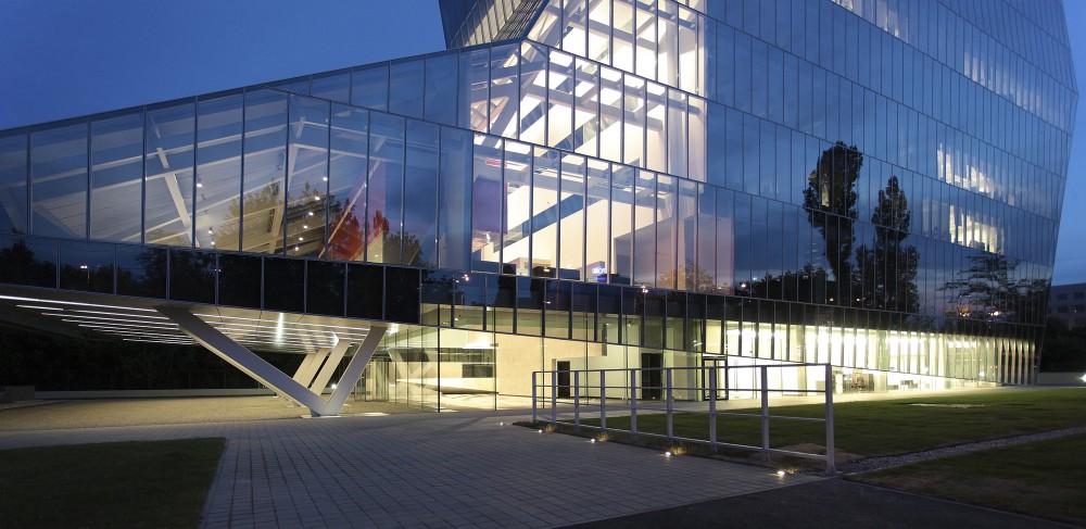 Unicredit Ţiriac Bank HQ / Westfourth Architecture