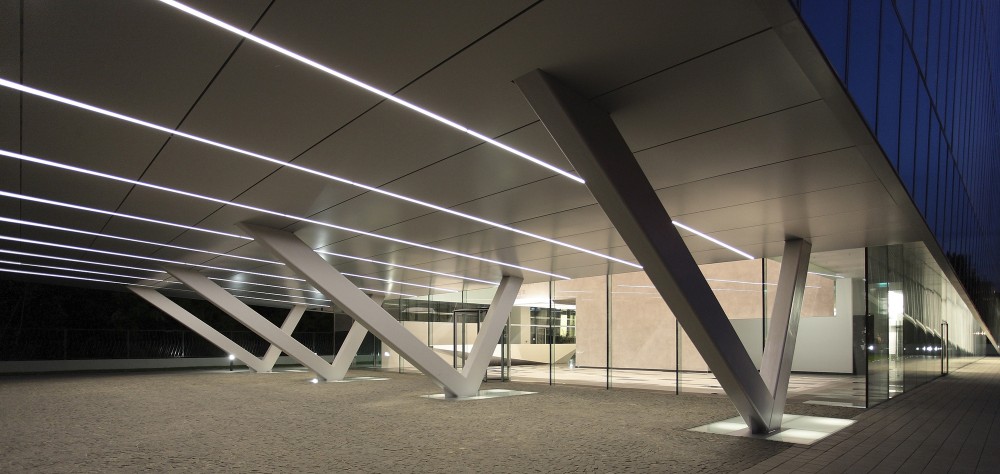 Unicredit Ţiriac Bank HQ / Westfourth Architecture
