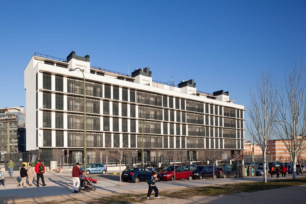 42 Social Housing in the New District of Barajas / B10+N Architects