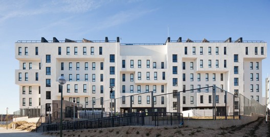 42 Social Housing in the New District of Barajas / B10+N Architects
