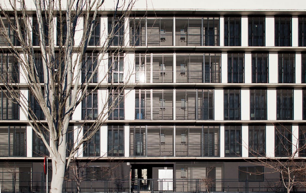42 Social Housing in the New District of Barajas / B10+N Architects