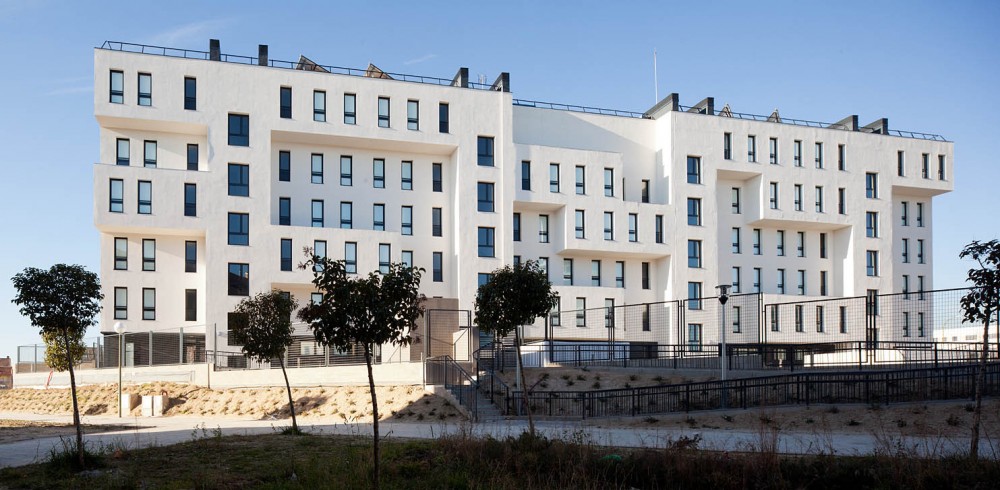 42 Social Housing in the New District of Barajas / B10+N Architects