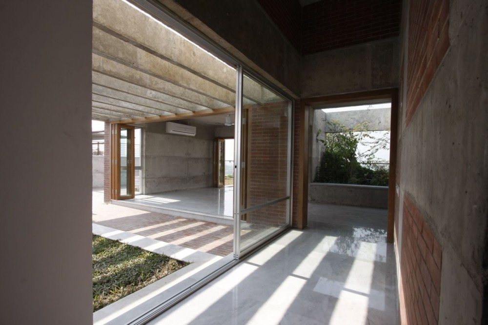 South Water Carees / Shatotto