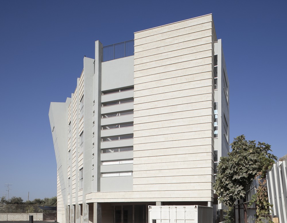 Orthodox School in Remle / Dan and Hila Israelevitz Architects