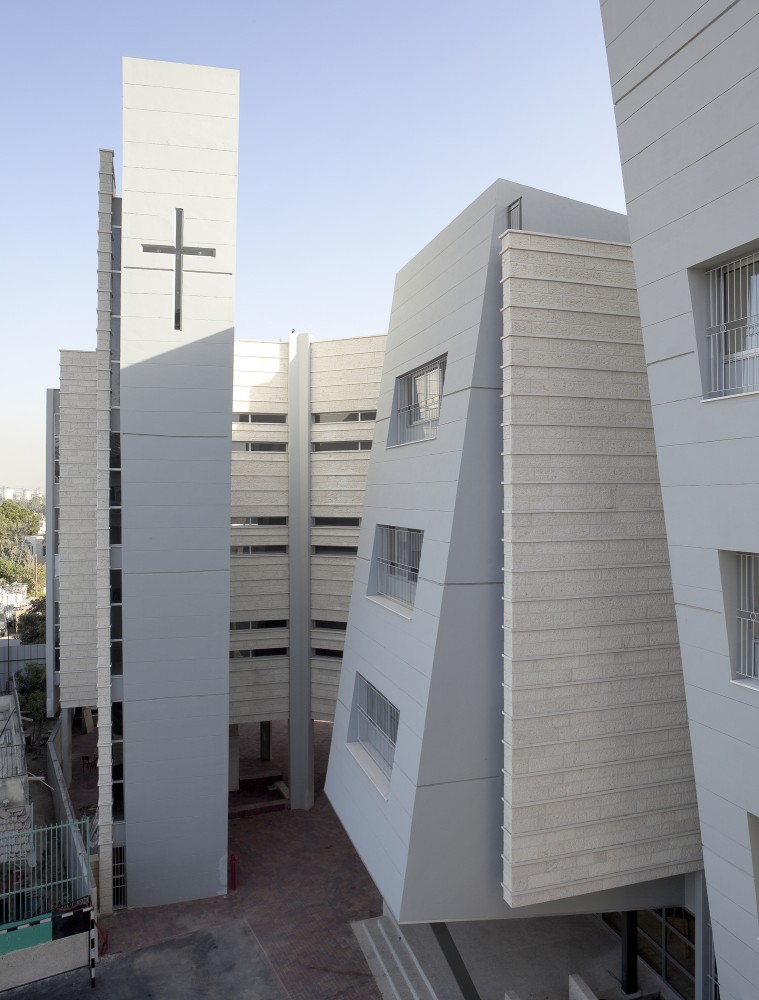 Orthodox School in Remle / Dan and Hila Israelevitz Architects