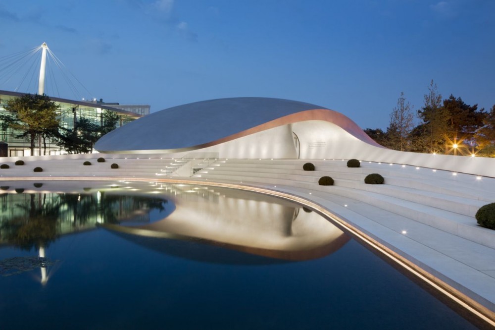 Porsche Pavilion at the Autostadt in Wolfsburg / Henn Architekten