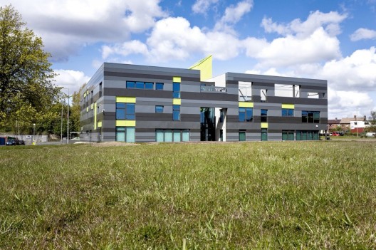 Green Incubator / Plus Three Architecture