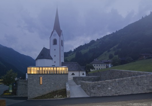 Cemetery and Wake Room / Schneider & Lengauer