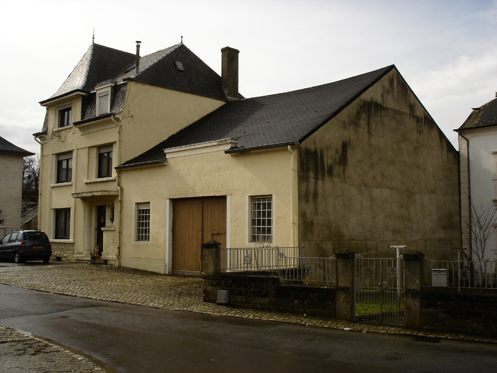 In The Middle Of The Village / STEINMETZDEMEYER Architectes Urbanistes