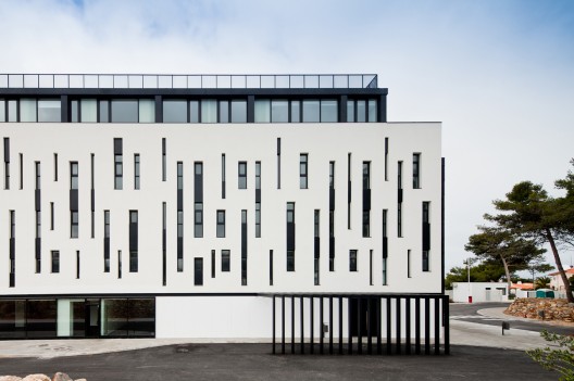 Juso Continuing Care Unit / Saraiva & Asociados