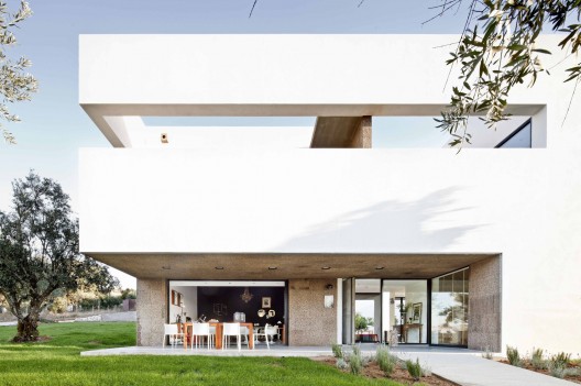 Villa Extramuros / Vora Arquitectura