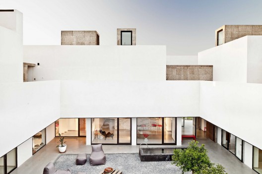 Villa Extramuros / Vora Arquitectura