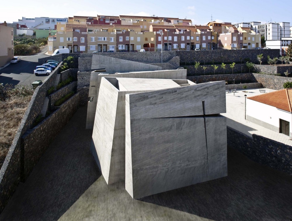 Holy Redeemer Church / Menis Arquitectos