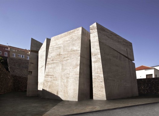 Iglesia del Santísimo Redentor / Menis Arquitectos