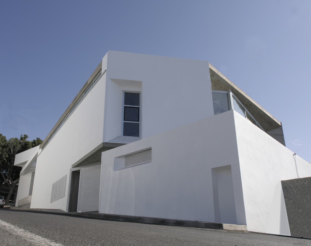 Social Health Centre / Estudio Lavín