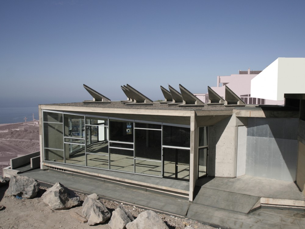 Social Health Centre / Estudio Lavín