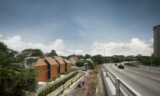Armadillo House / Formwerkz Architects