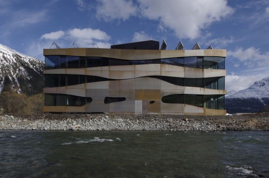 Commercial Building Islas / Mierta & Kurt Lazzarini Architekten