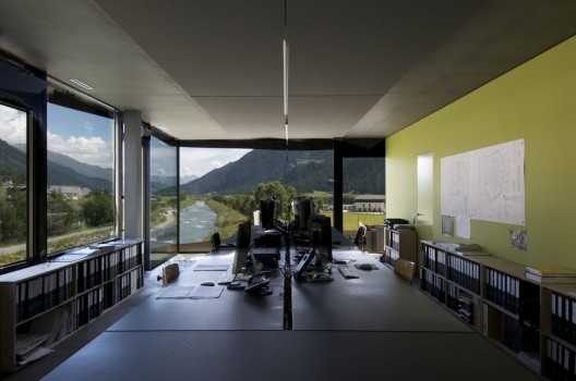 Commercial Building Islas / Mierta & Kurt Lazzarini Architekten