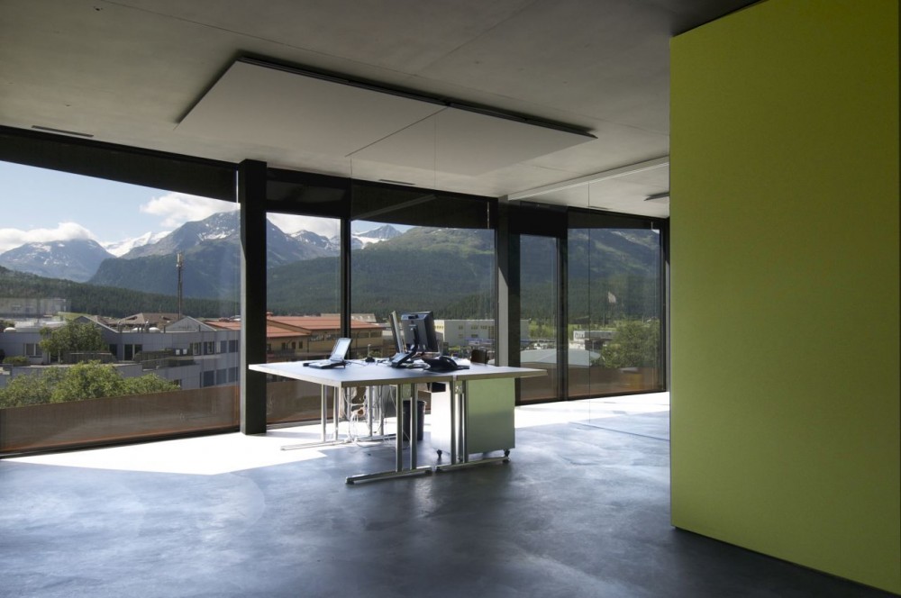 Commercial Building Islas / Mierta & Kurt Lazzarini Architekten