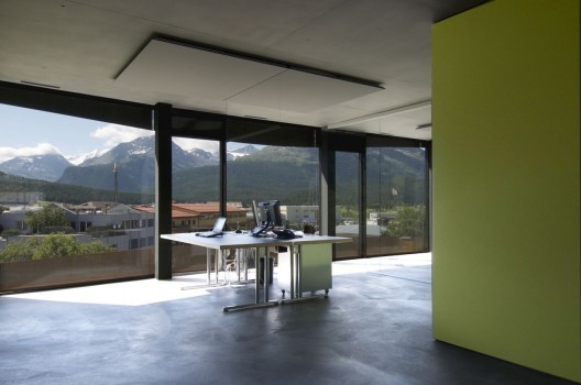 Commercial Building Islas / Mierta & Kurt Lazzarini Architekten