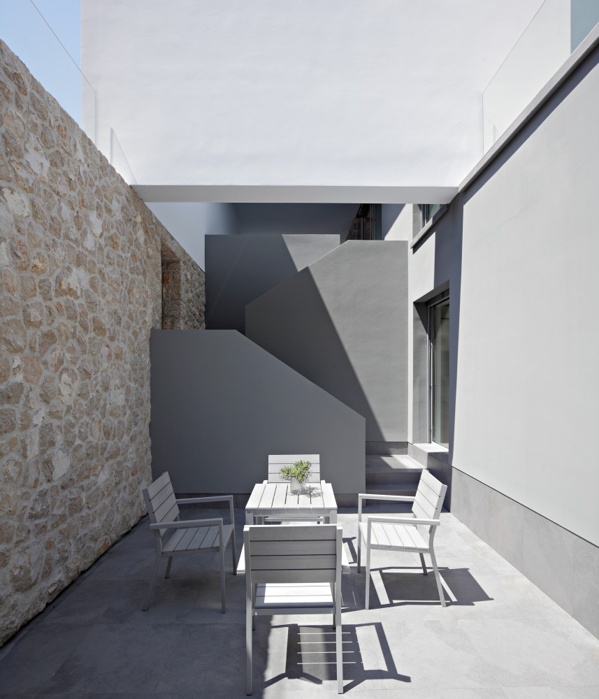 House on Krk Island / DVA Arhitekta