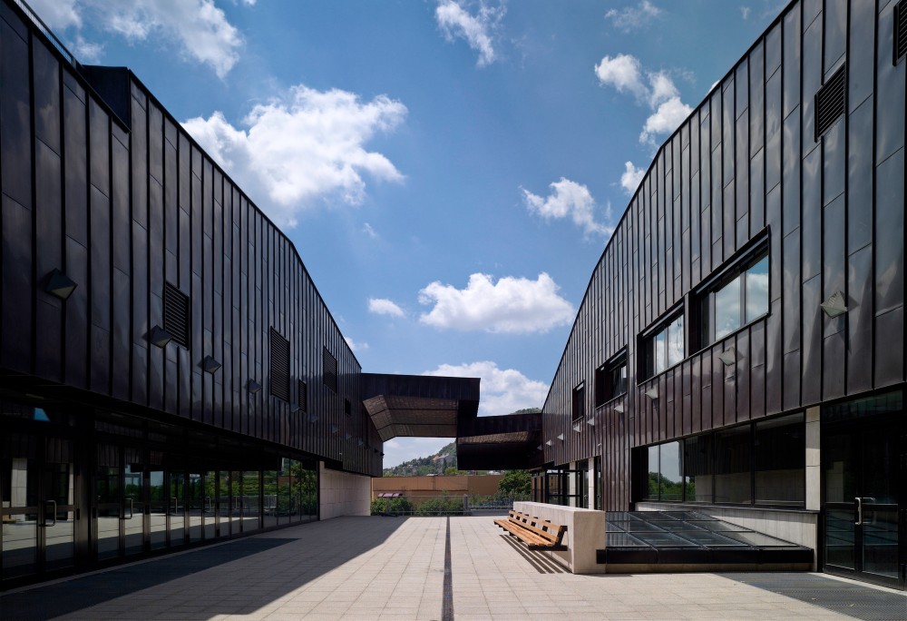 Sports Centre Csörsz / T2.a Architects