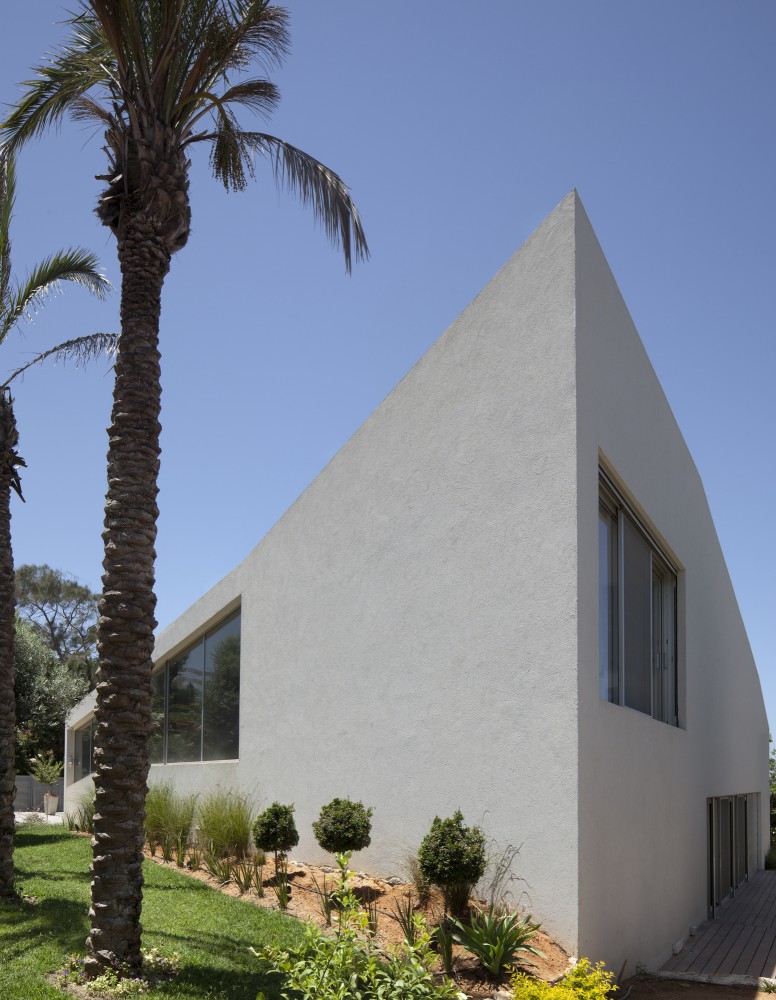 House in Hofit / Paritzki & Liani Architects