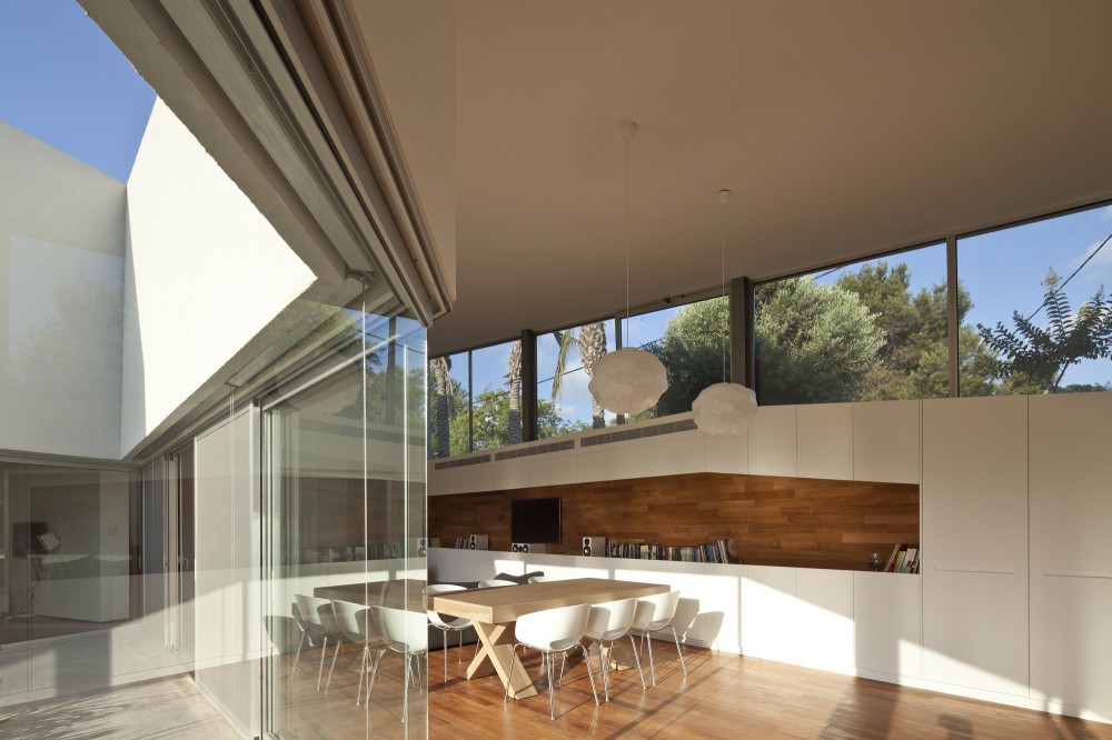 House in Hofit / Paritzki & Liani Architects