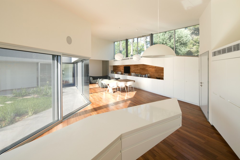 House in Hofit / Paritzki & Liani Architects