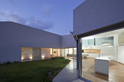 House in Hofit / Paritzki & Liani Architects