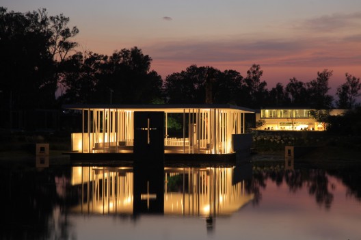 Capilla del Lago / Divece Arquitectos