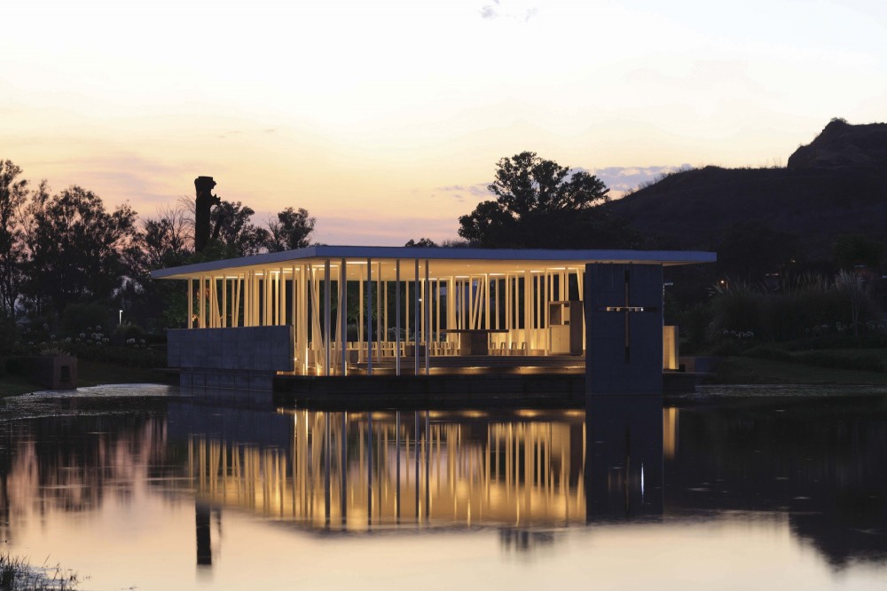 Lake Chapel / Divece Arquitectos