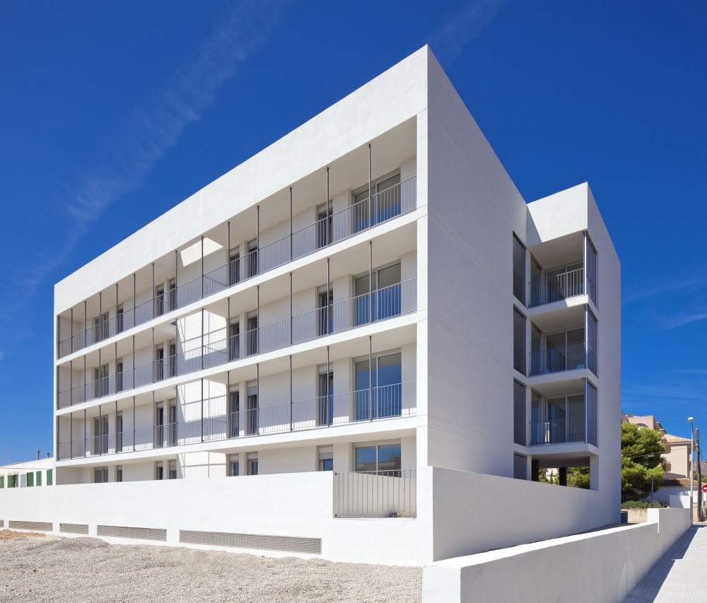 Social Housing and Center for the Fishermen Brotherhood of Cala Rajada / BB Arquitectes