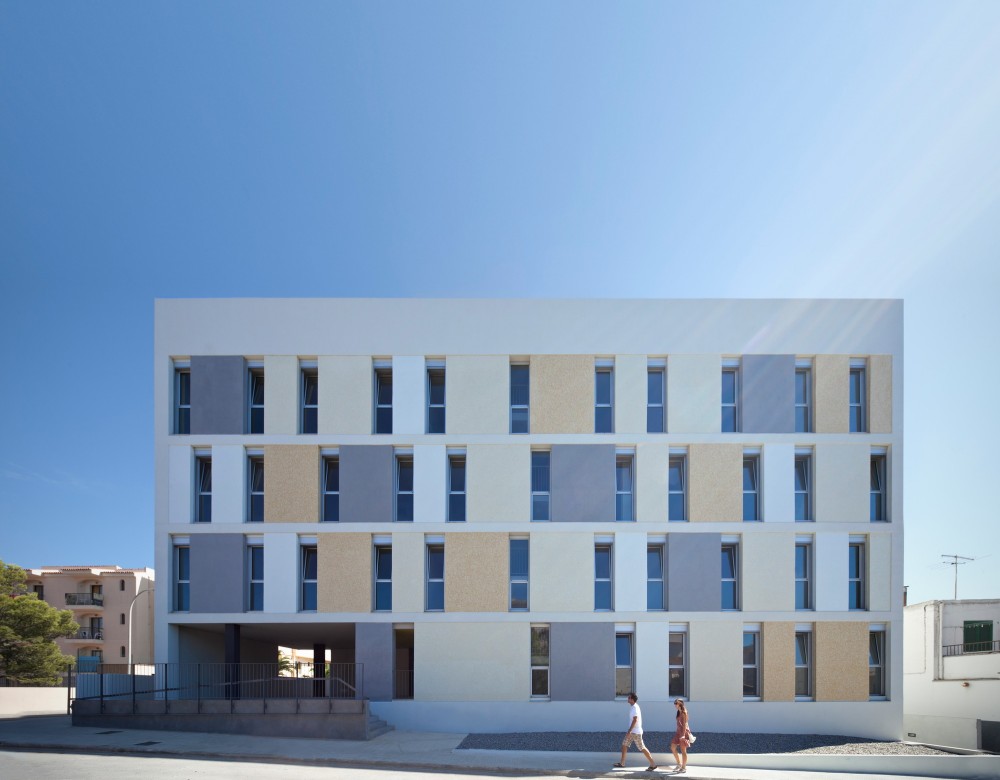 Social Housing and Center for the Fishermen Brotherhood of Cala Rajada / BB Arquitectes