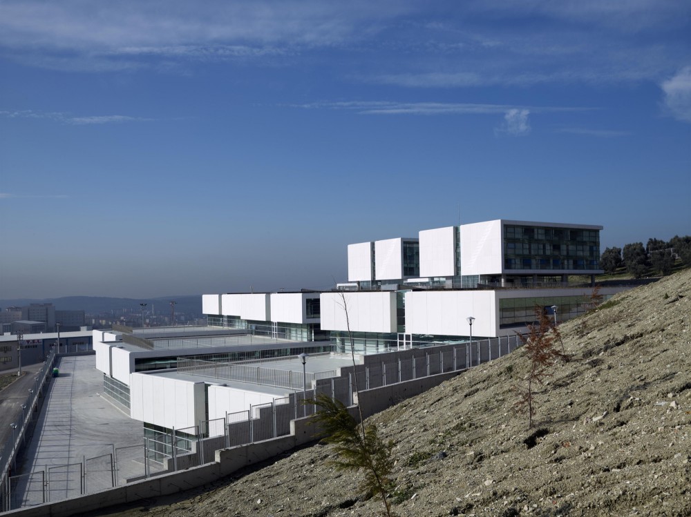 Automative Industry Exporters Union Technical and Industrial High School / Metin Kılıç + Dürrin Süer