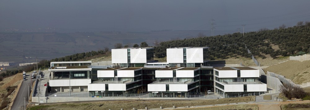 Automative Industry Exporters Union Technical and Industrial High School / Metin Kılıç + Dürrin Süer