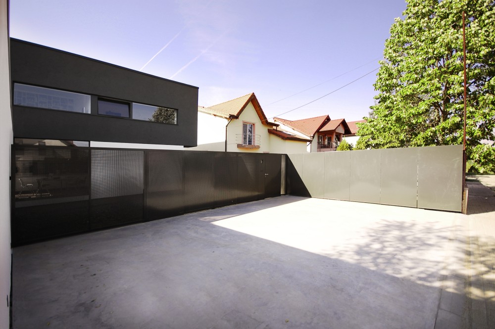 Black on White / Parasite Studio