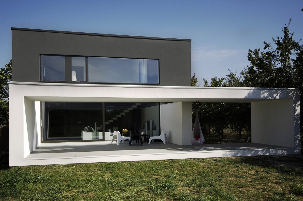 Black on White / Parasite Studio
